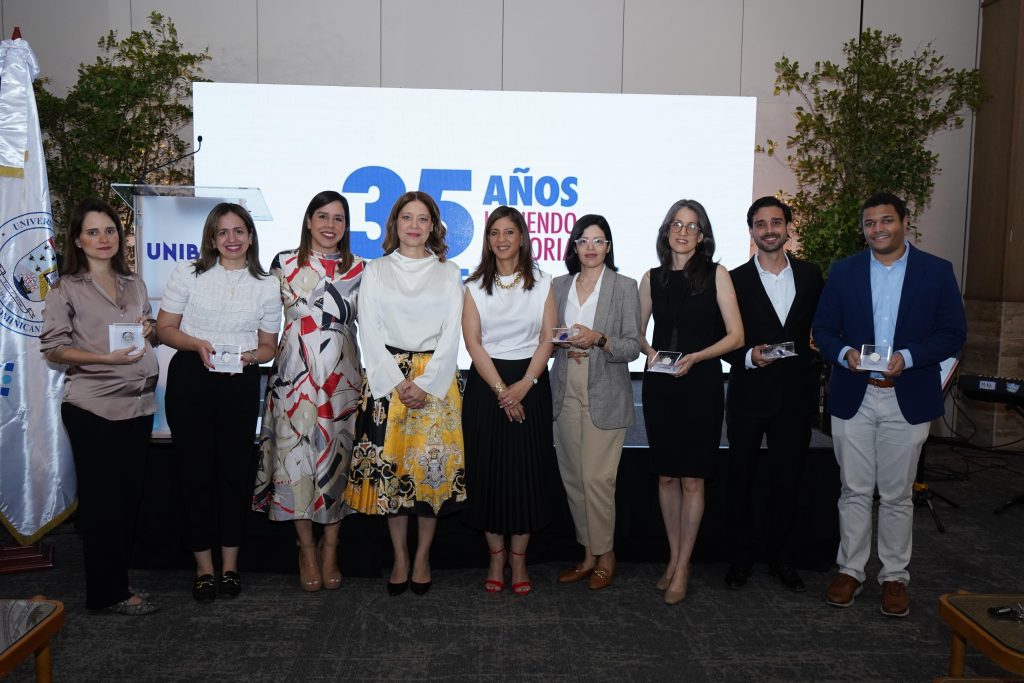 Entrega de reconocimientos estudiantes egresados