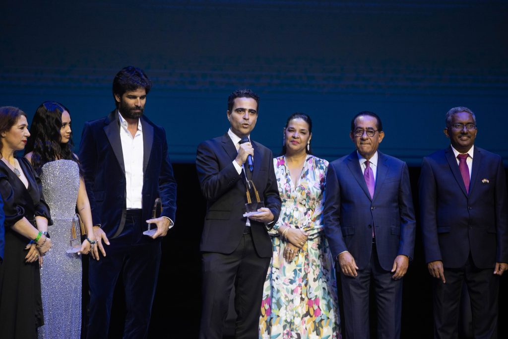 Fernando-Santos-Diaz-recibe-reconocimiento-Pericles-Mejia